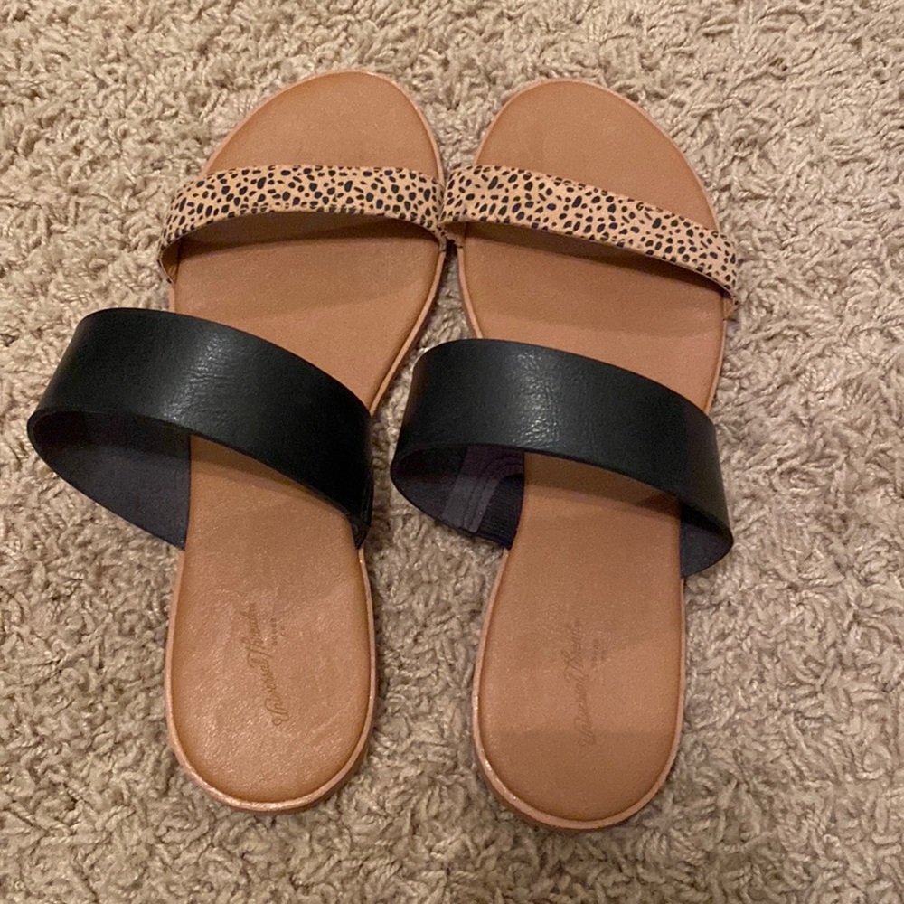 Universal Thread Sandals